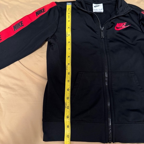 black nike jacket boy size 6-7 years old full zipper and pocket both sides. - Picture 4 of 6
